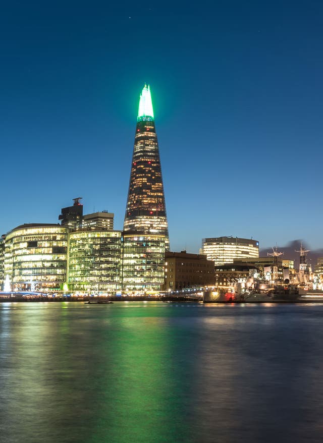 Musicals in London Musicals London. Blick über die Themse bei Nacht. Links die Tower Bridge.
