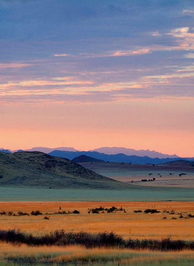 Hotel in Namibia buchen Wüste in der Dämmerung in Namibia