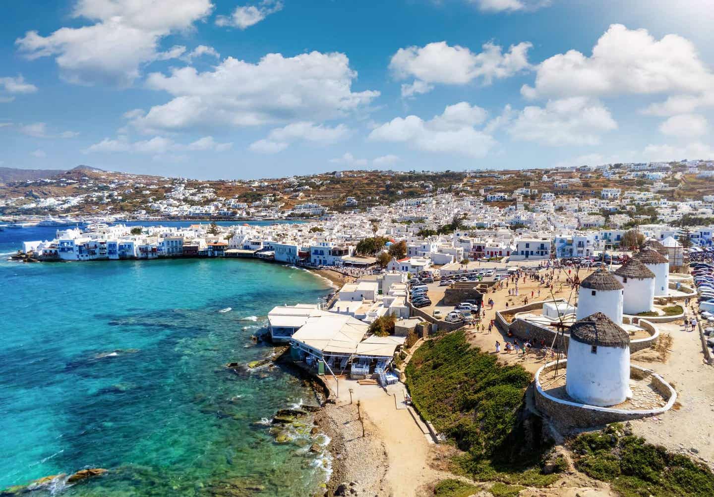 Die Küste der griechischen Insel Mykonos mit den typischen Windmühlen