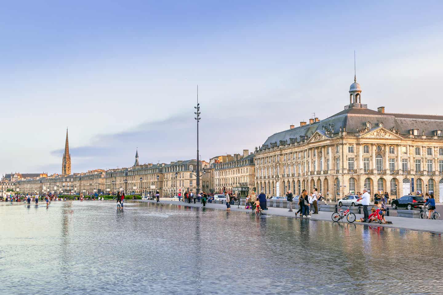 Flaniermeile am Fluss: Bordeux von seiner gemütlichen Seite Blick auf Flaniermeile vor der Altstadt am Fluss in Bordeaux