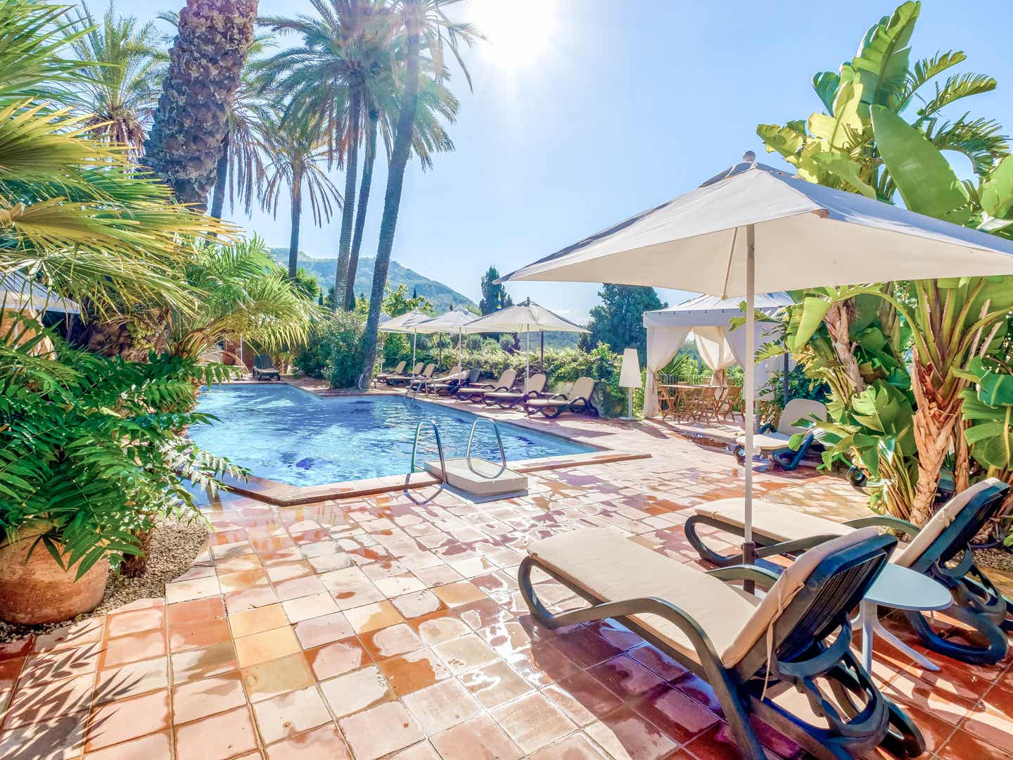 Pool unter Palmen: das Agriturismo Vecchia Masseria auf Sizilien