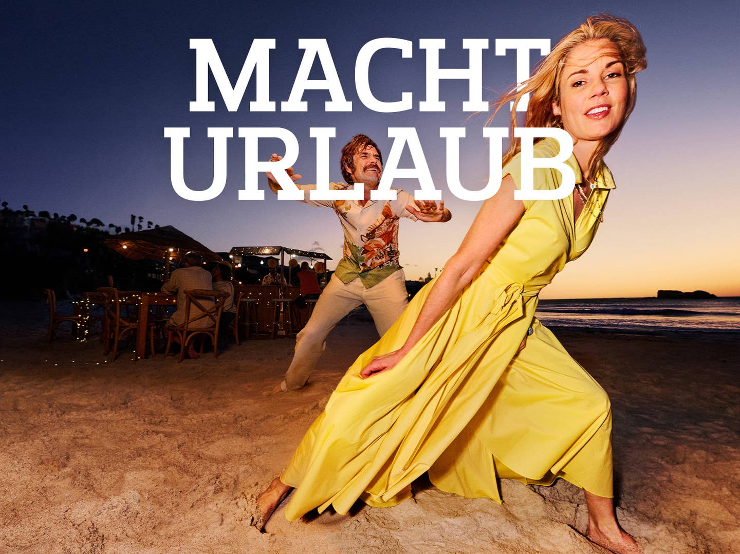 Macht die Welle: tanzendes Paar am Strand