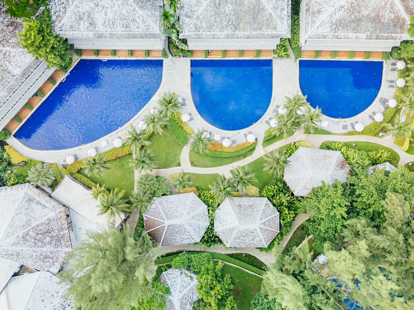 Drohnenbild dreier Pools mit direktem Zugang vom Zimmer aus