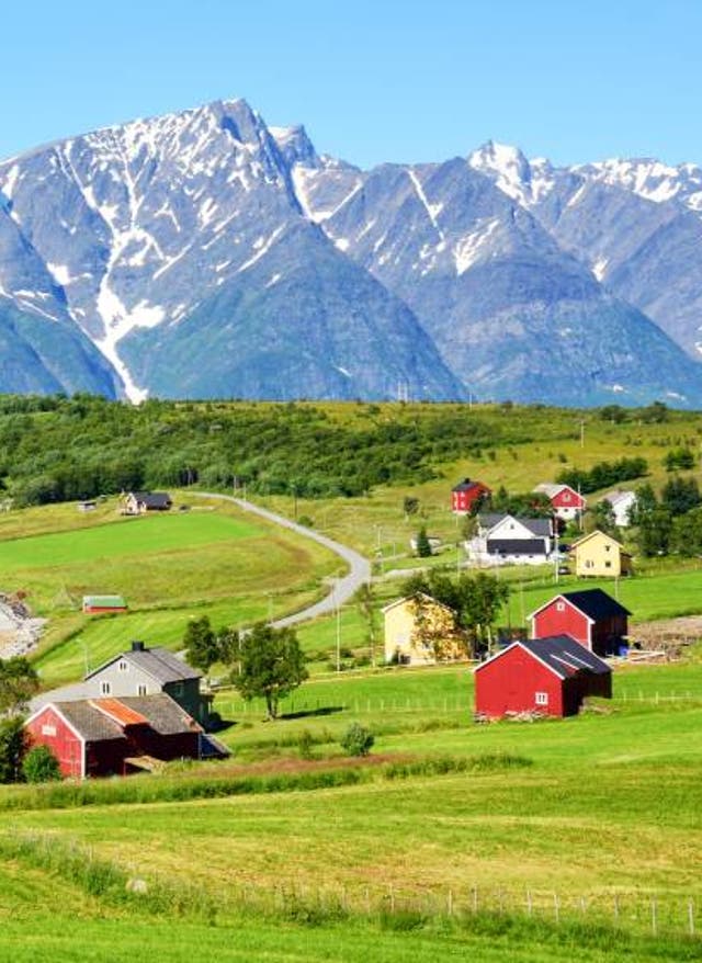 Norwegen Sehenswürdigkeiten Panoramablick auf die Landschaft am Lyngenfjord in Troms, Norwegen und den majestätischen Lyngenalpen