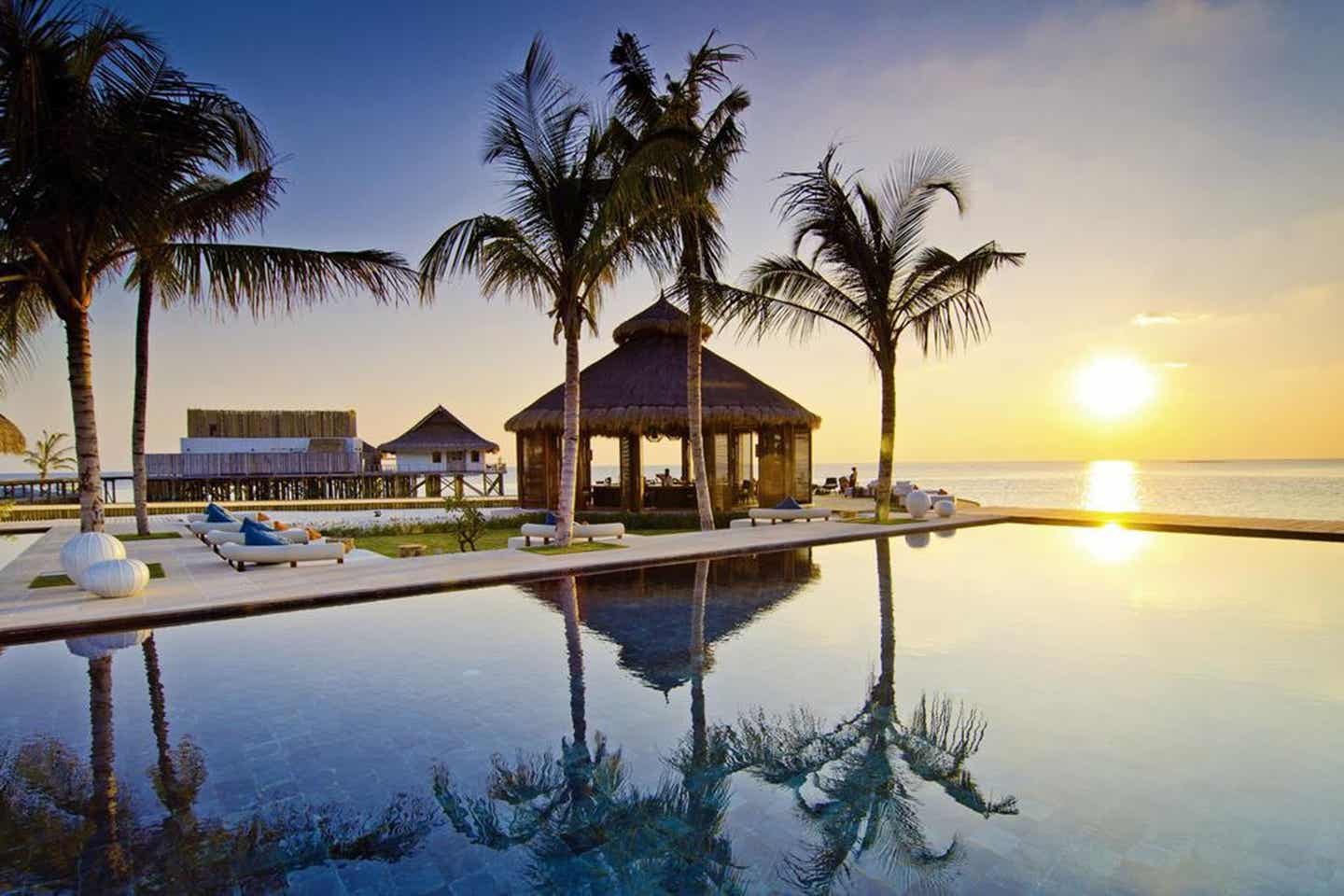 Sonnenuntergang über dem Pool auf den Malediven