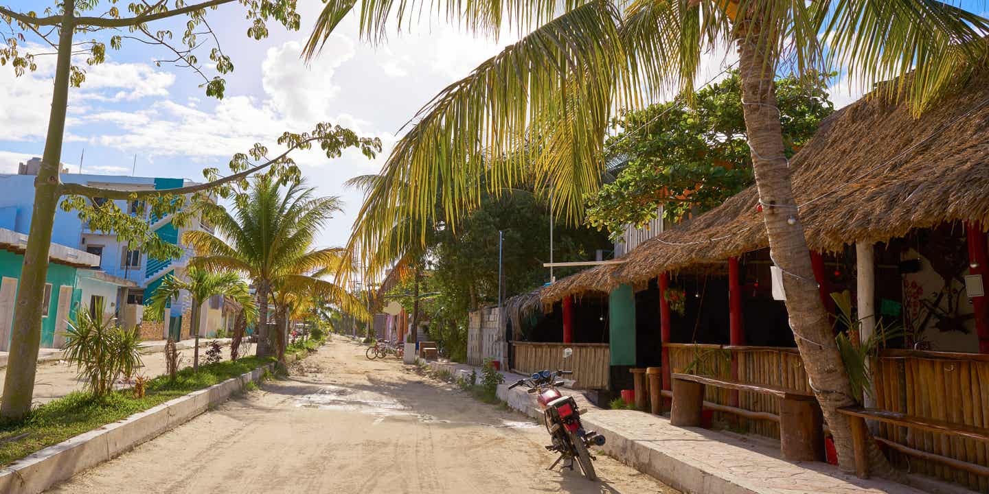 Eine autofreie Straße in Holbox Stadt