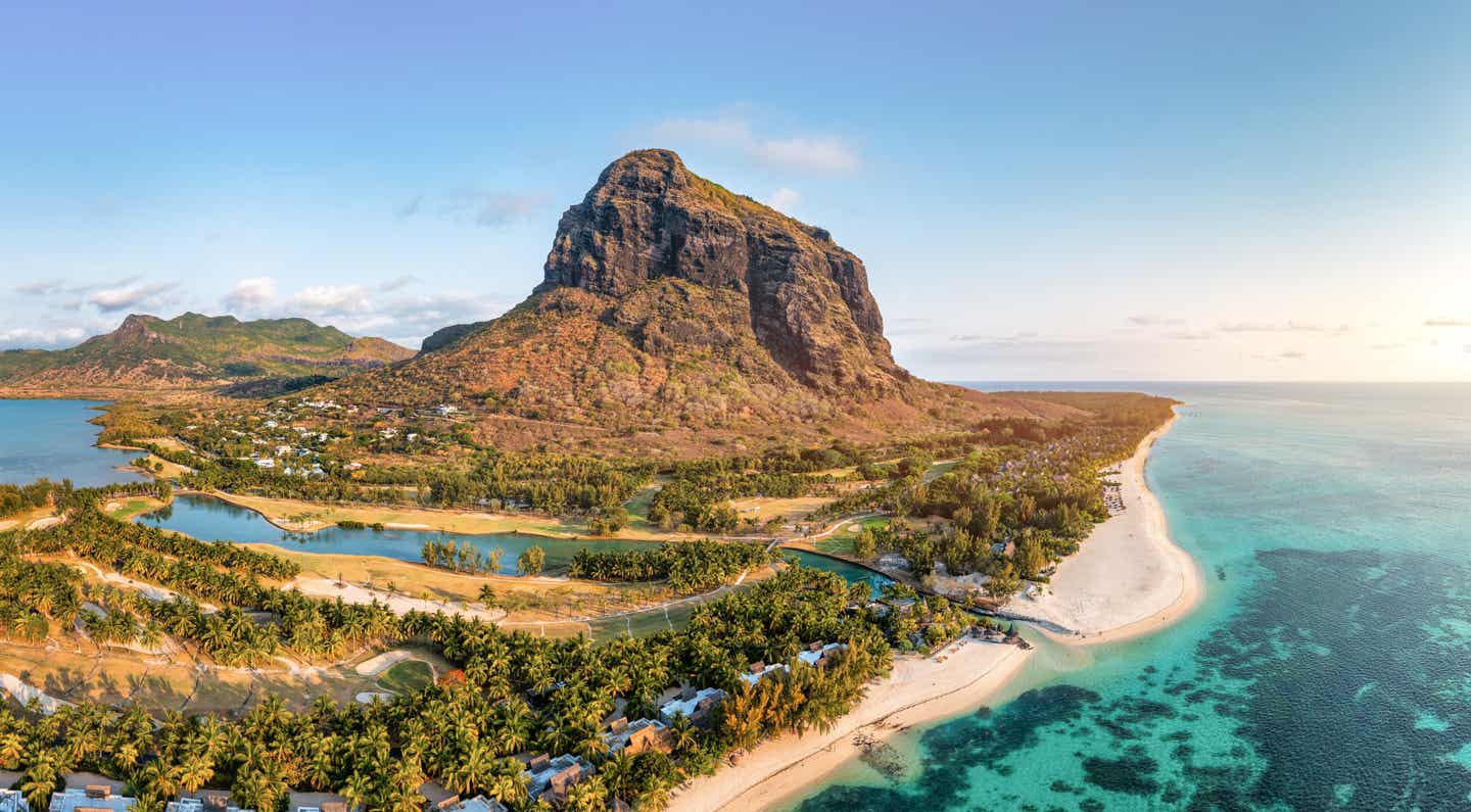 Panoramablick auf den Le Morne Brabant auf Mauritius mit üppiger Vegetation, Sandstränden und türkisblauem Meer