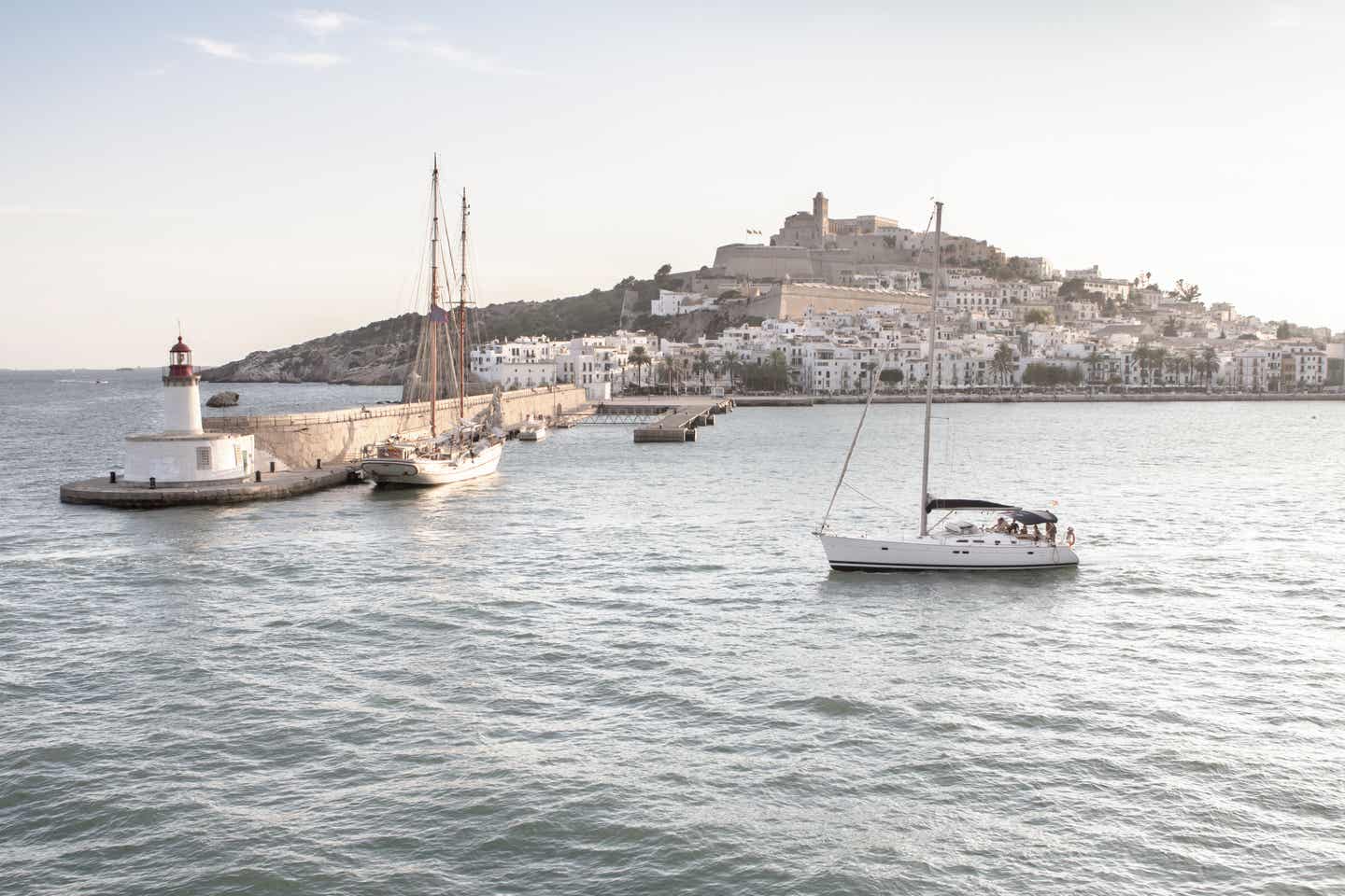 Ibiza Urlaub mit DERTOUR. Blick auf den Hafen von Ibiza-Stadt