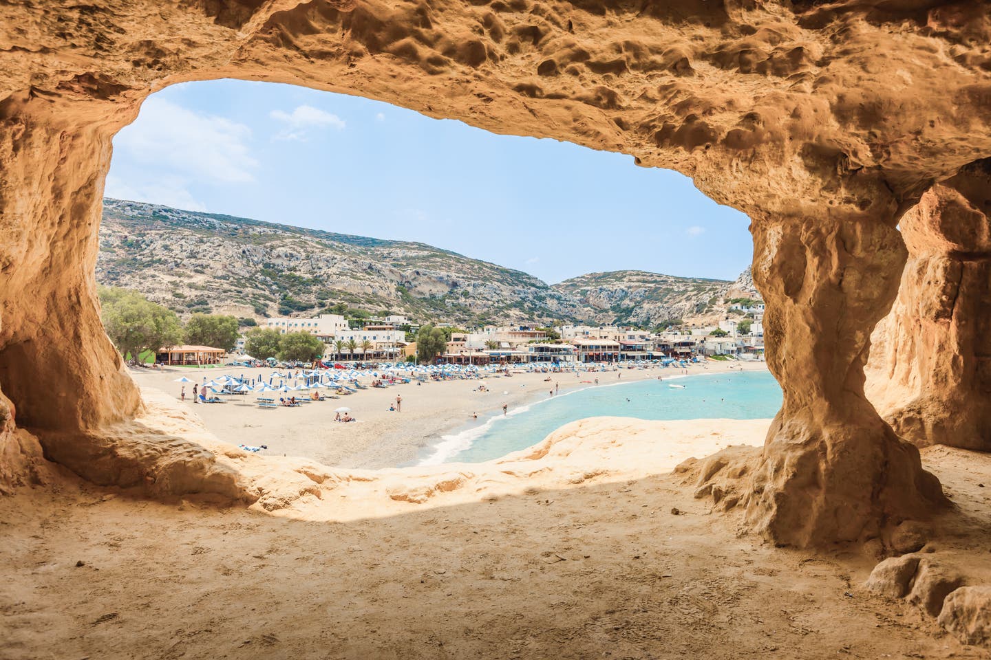 Matala auf Kreta: Blick aus einer Felsenhöhle auf den Matala Strand