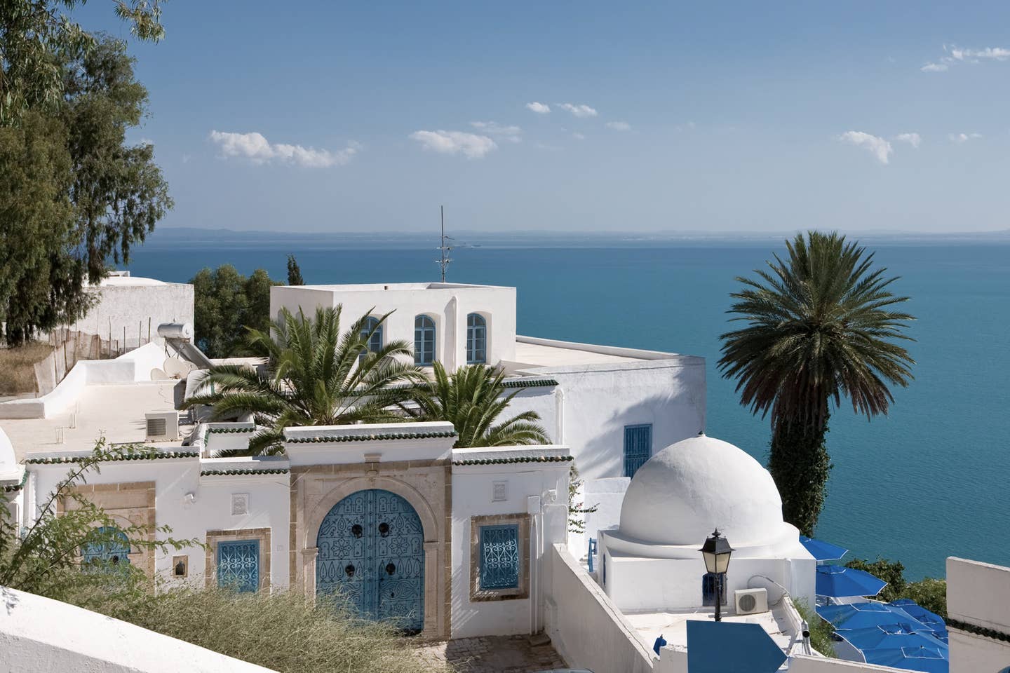 Tunesien – Sidi Bou Said, ein typisches Gebäude mit weißen Wänden, blauen Türen und Fenstern