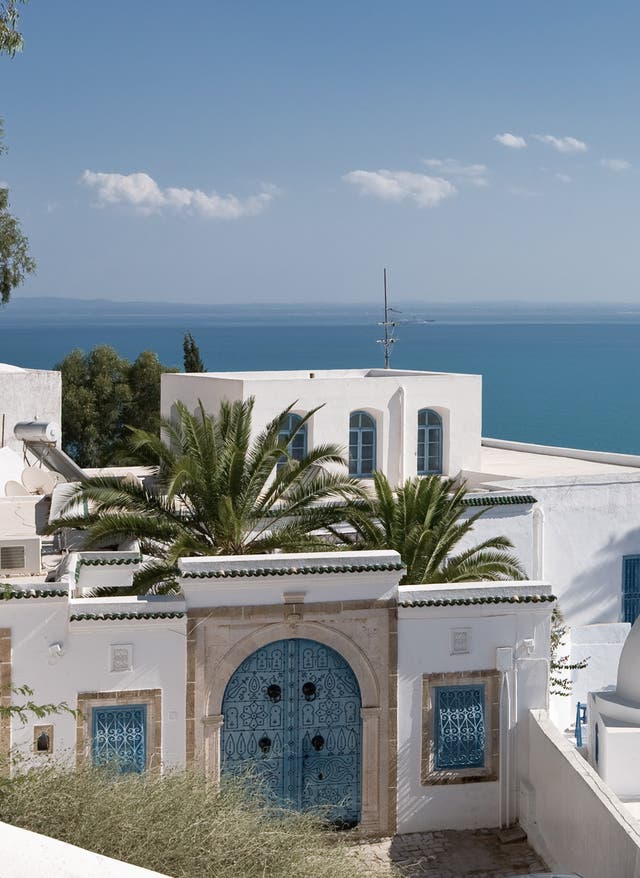 Tunesien Urlaub Tunesien – Sidi Bou Said, ein typisches Gebäude mit weißen Wänden, blauen Türen und Fenstern