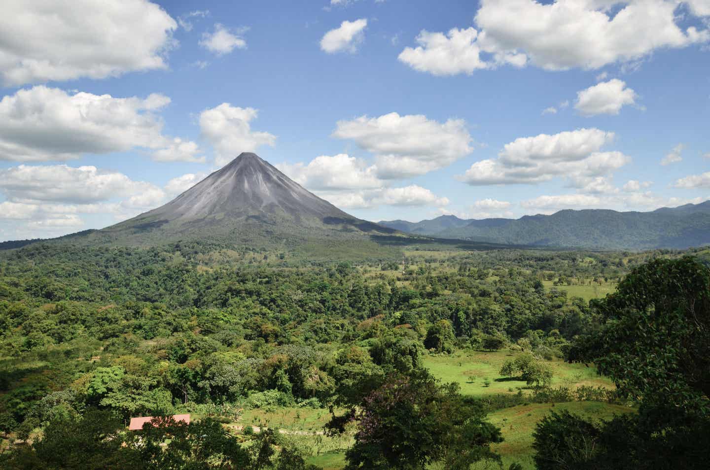 Reiseziele Ostern: Blick auf Landschaft und Vulkan Arenal in Costa-Rica