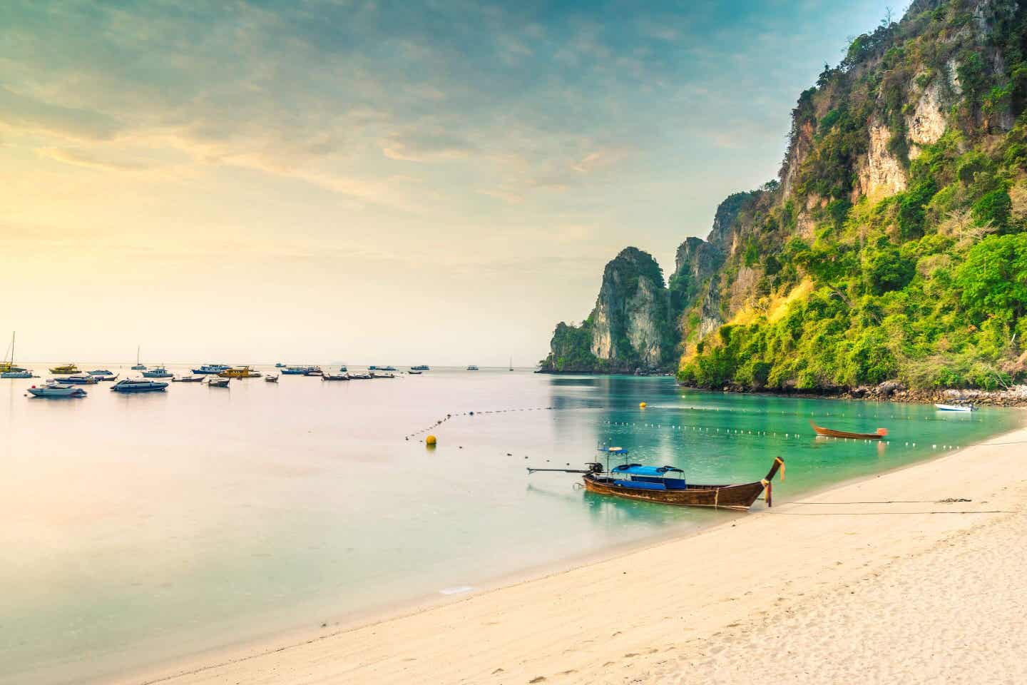 Ein Strand auf Krabi im Morgengrauen Ein Strand auf Krabi im Morgengrauen