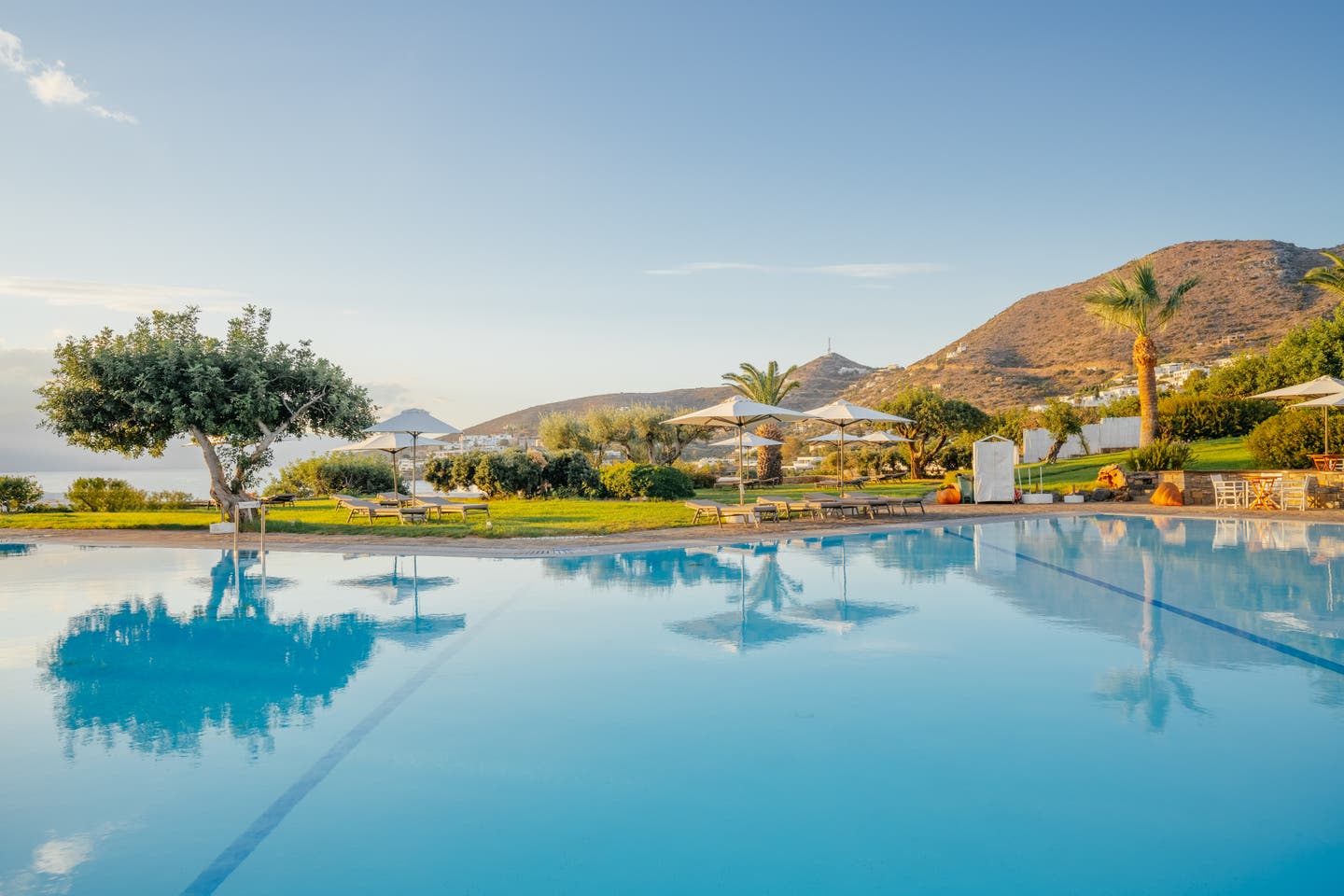 Seitlicher Blick auf den Pool mit mediterranem Hintergrund