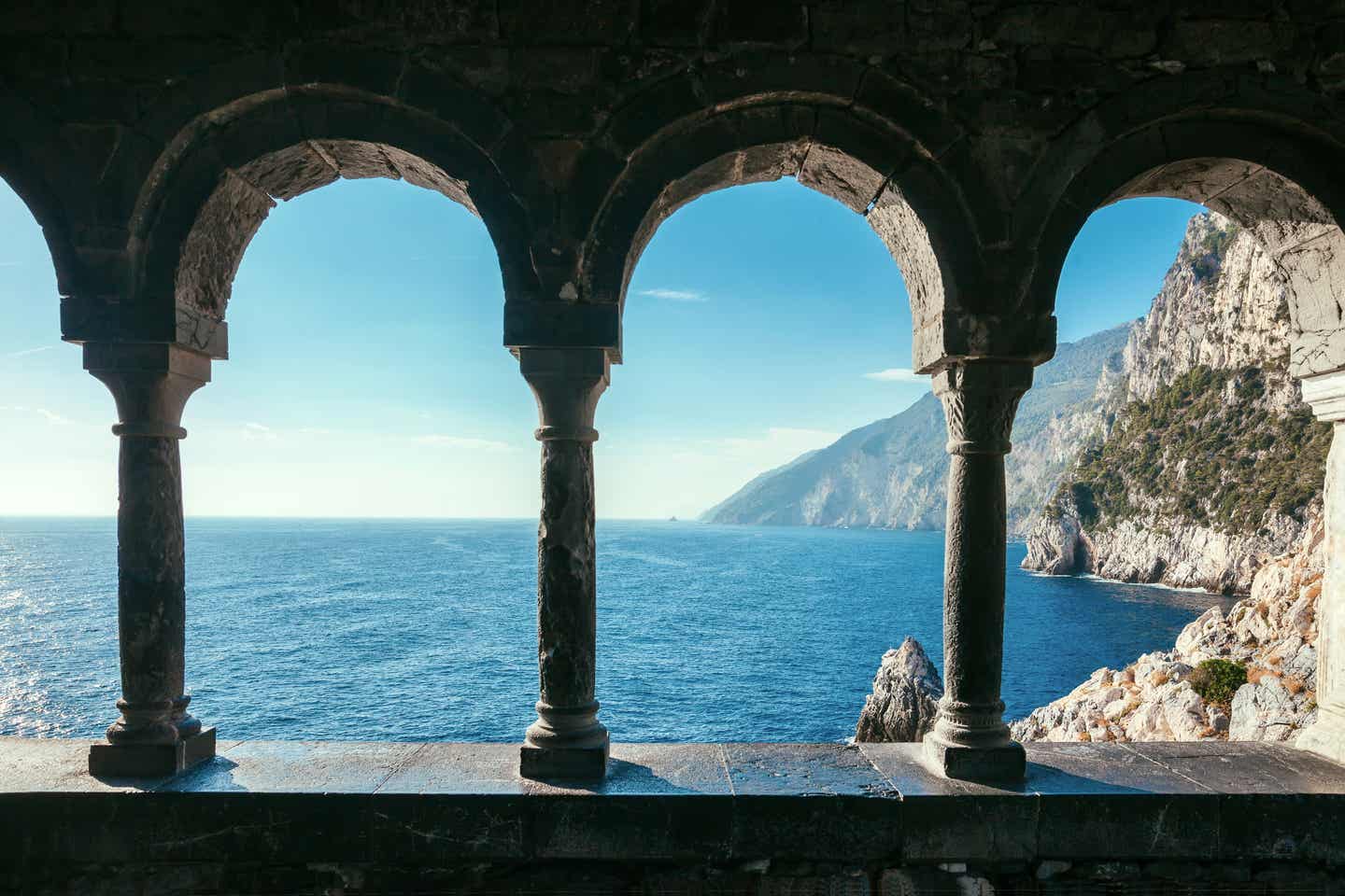 Blick durch alte Steinbögen auf das Meer in Italien Blick durch alte Steinbögen auf das Meer in Italien