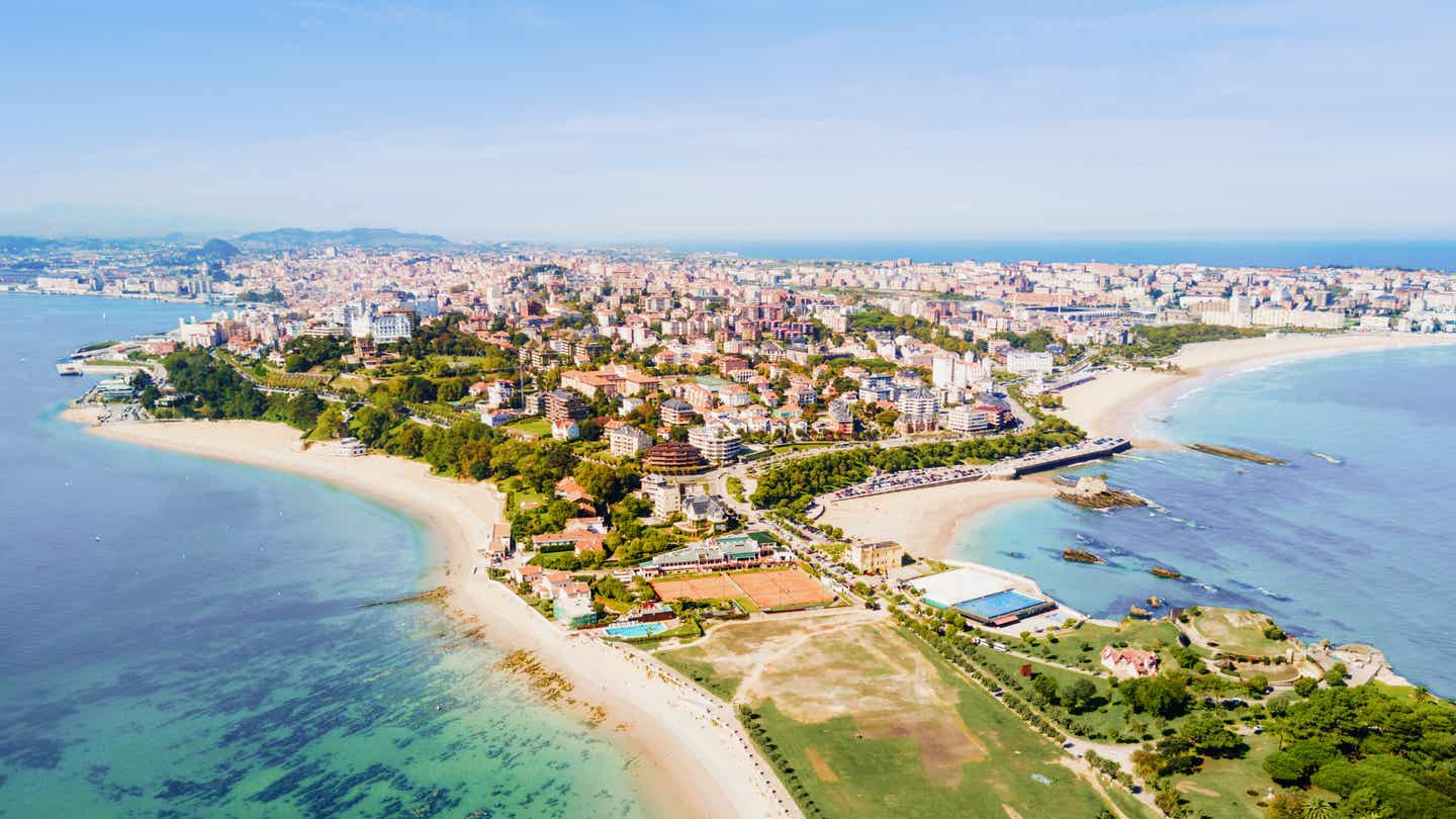 Vogelperspektive auf die Stadt Santander mit Küstenabschnitten rechts und links