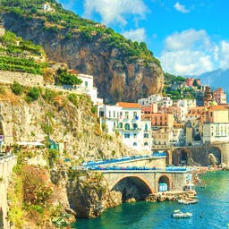 Amalfi_Kueste_Dorf_GettyImages-529590615.jpg