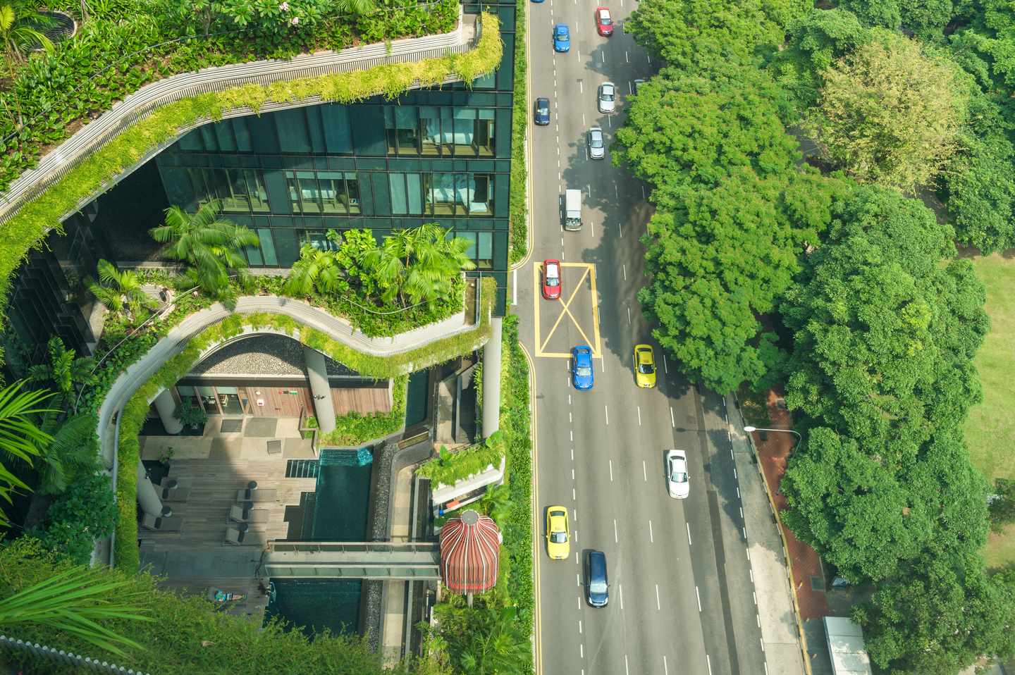 singapur-parkroyal-collection-pickering-begruente-fassade-vertikale-gaerten-architektur-g-522236804.jpg