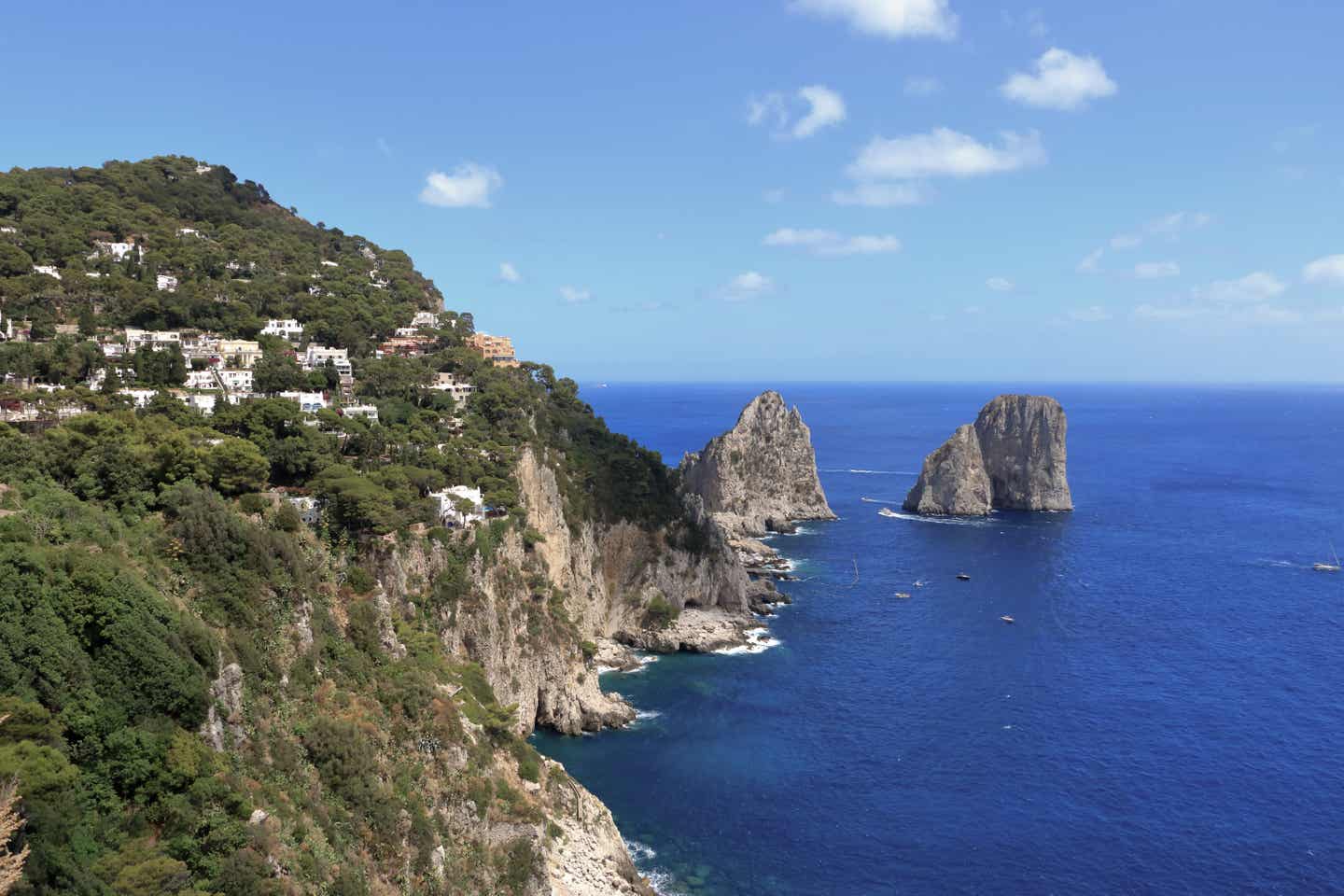 Neapel Urlaub mit DERTOUR. Panoramablick auf die Faraglioni-Felsen auf Capri