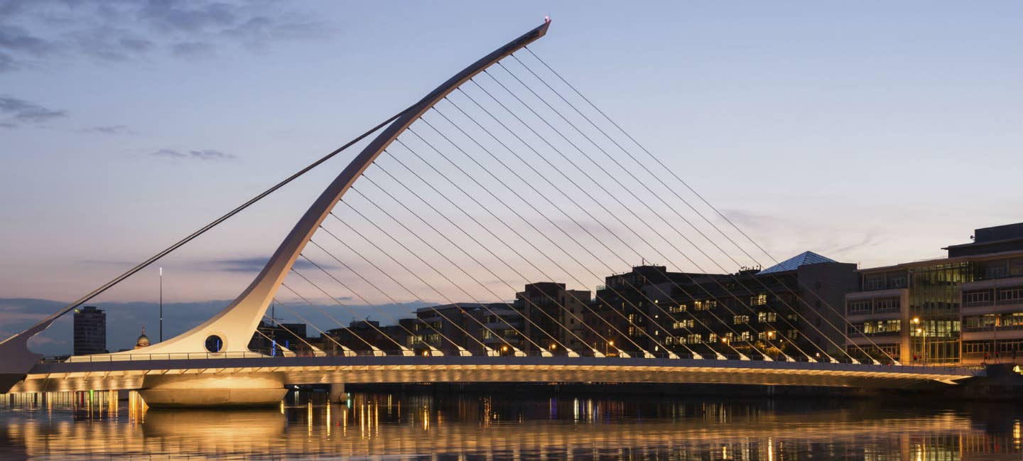 Samuel Beckett Bridge in Dublin bei Sonnenuntergang