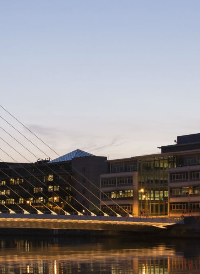 Städtereisen Dublin Samuel Beckett Bridge in Dublin bei Sonnenuntergang
