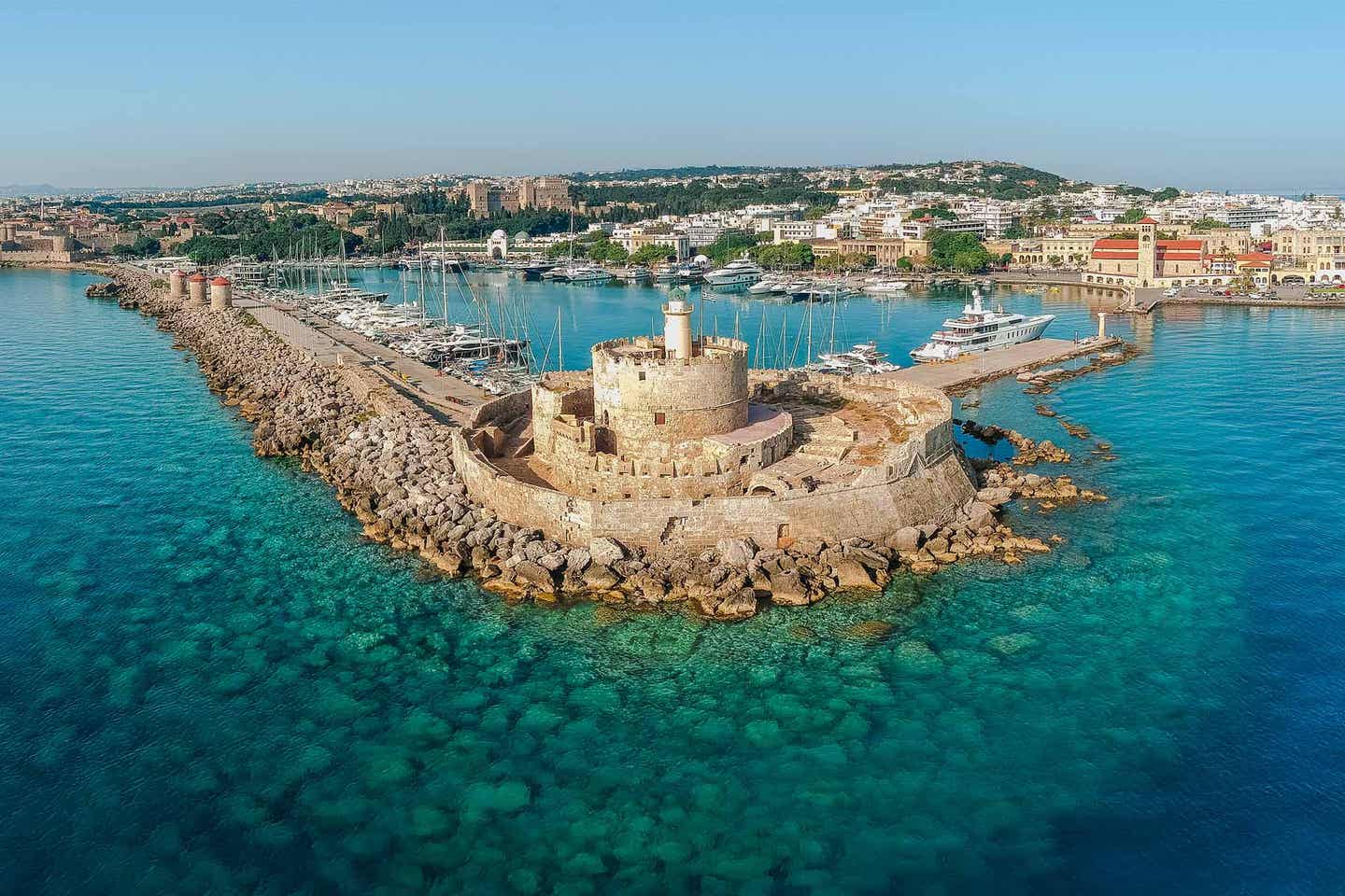 Luftaufnahme vom Mandraki Hafen in Rhodos-Stadt