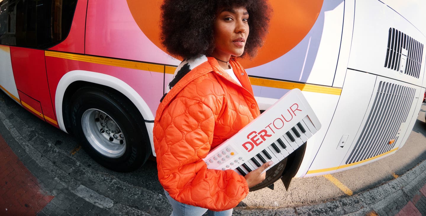 DERTOUR Song: Junge Frau mit Keyboard