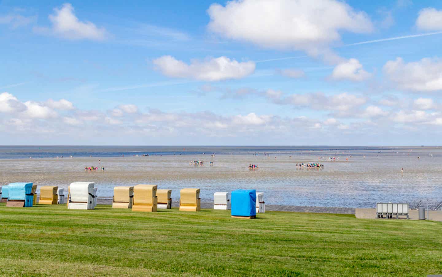 Familienurlaub Nordsee: Strandkörbe am Strand von Büsum bei Ebbe.