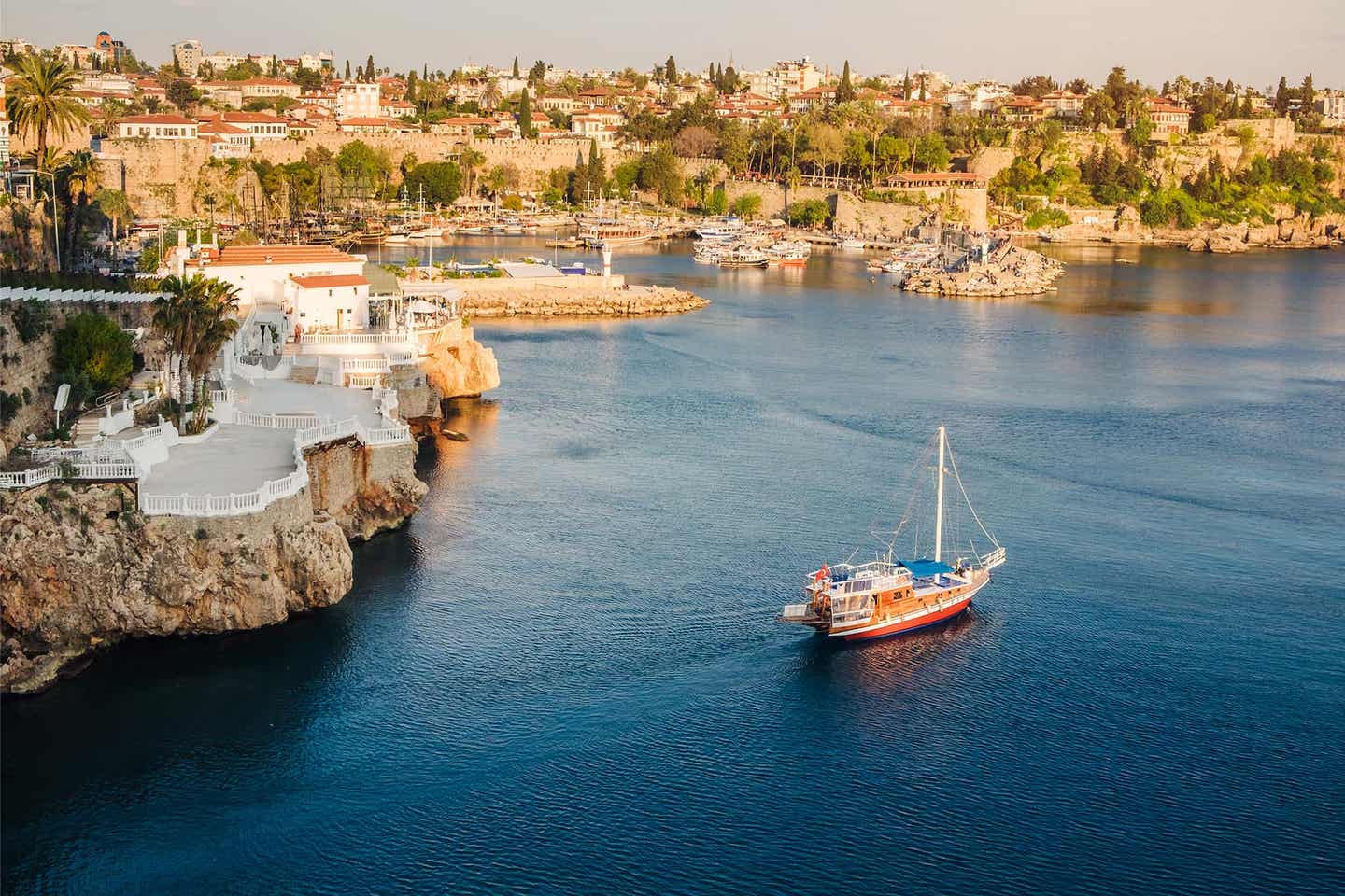 Segelboot an der Küste von Antalya