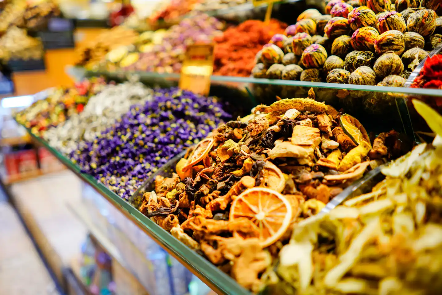 Verschiedene Arten von Tee und Gewürzen auf dem Ägyptischen Basar Misir Carsisi in Istanbul