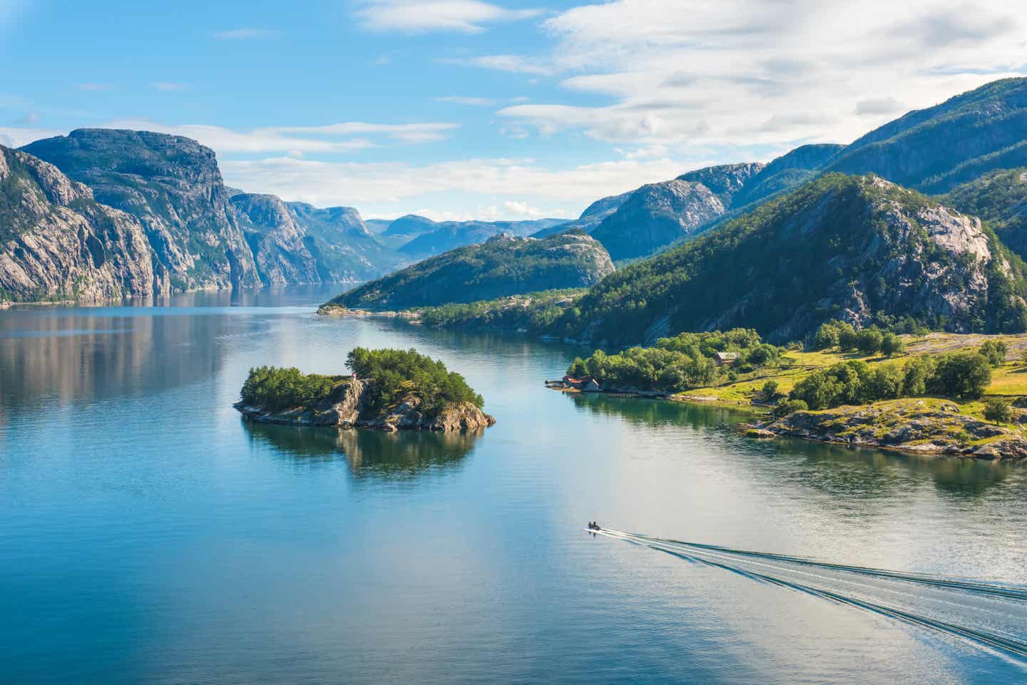 Lysefjord – Majestätischer Fjord in Norwegen mit kristallklarem Wasser, umgeben von imposanten Bergen