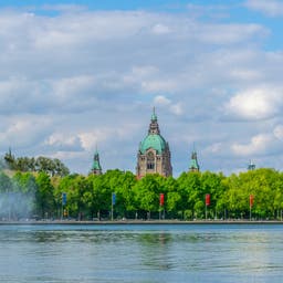 niedersachsen-hannover-rathaus-und-maschsee-klein-g-1141660682.jpg
