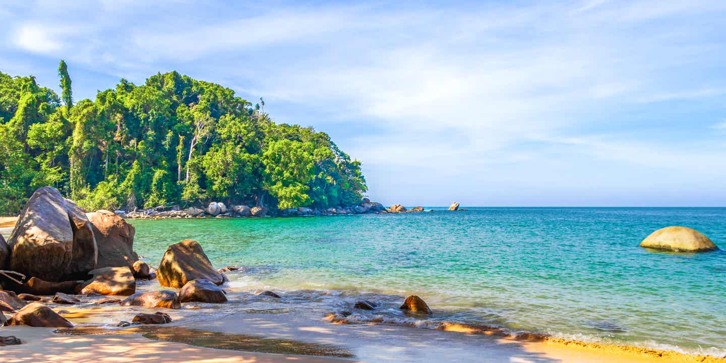 Blick auf einen Geheimtipp Thailands: ein schmaler Sandstrand an Bilderbuch-Idylle