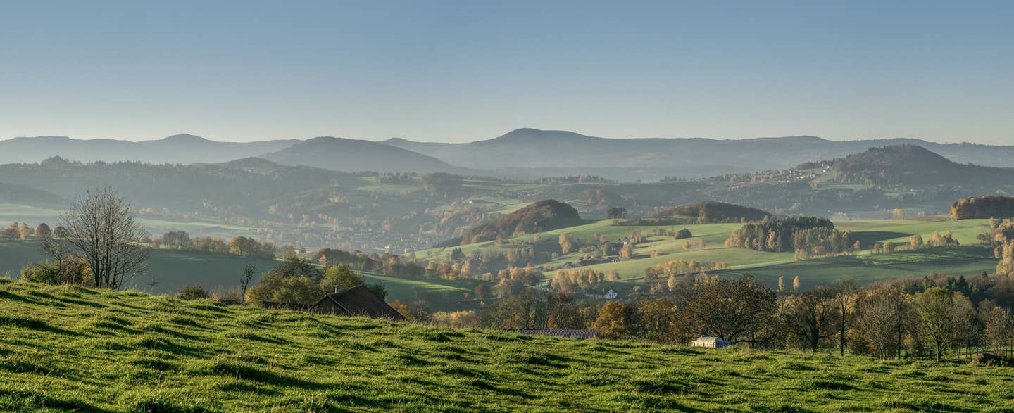 Rhoen Urlaub mit DERTOUR. Panoramaaufnahme der Rhön-Landschaft im Morgenlicht