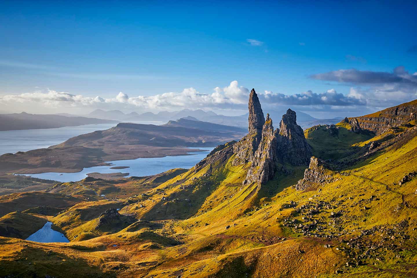 Traumhafte Natur mit Bergen und Wasser auf der Isle of Skye in Schottland