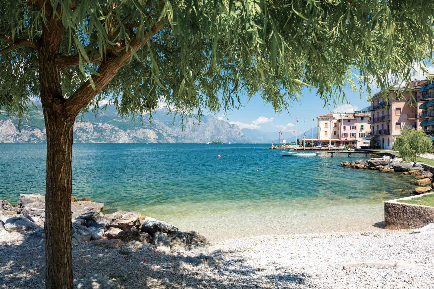 Gardasee Urlaub mit DERTOUR. Kleiner, menschenleerer Strand am Gardasee