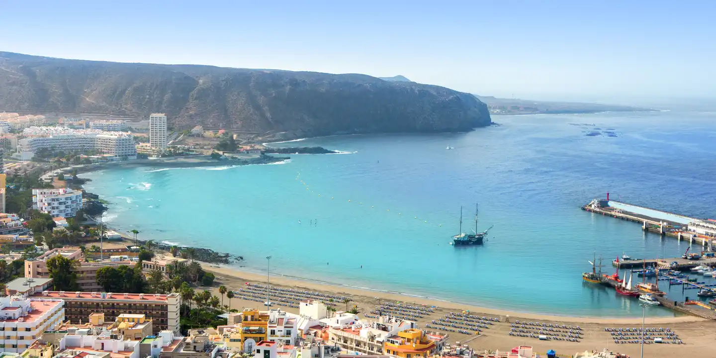 Playa de los Cristianos mit Bergen im Hintergrund