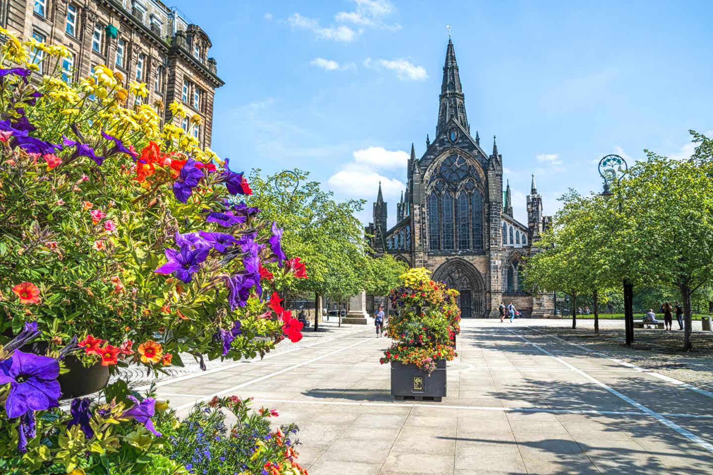 Eine Sehenswürdigkeit: eine seltene aus dem Mittelalter erhaltene Kathedrale in Glasgow Blick auf die typisch britische Kathedrale von Glasgow