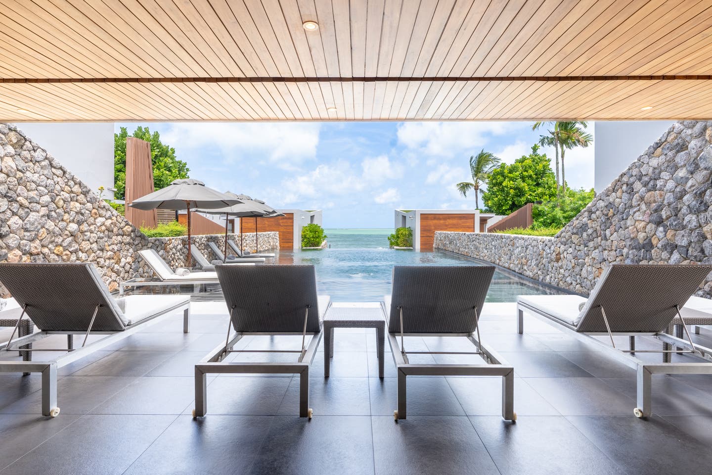 Liegen rund um den Infinitypool des Casa de La Flora