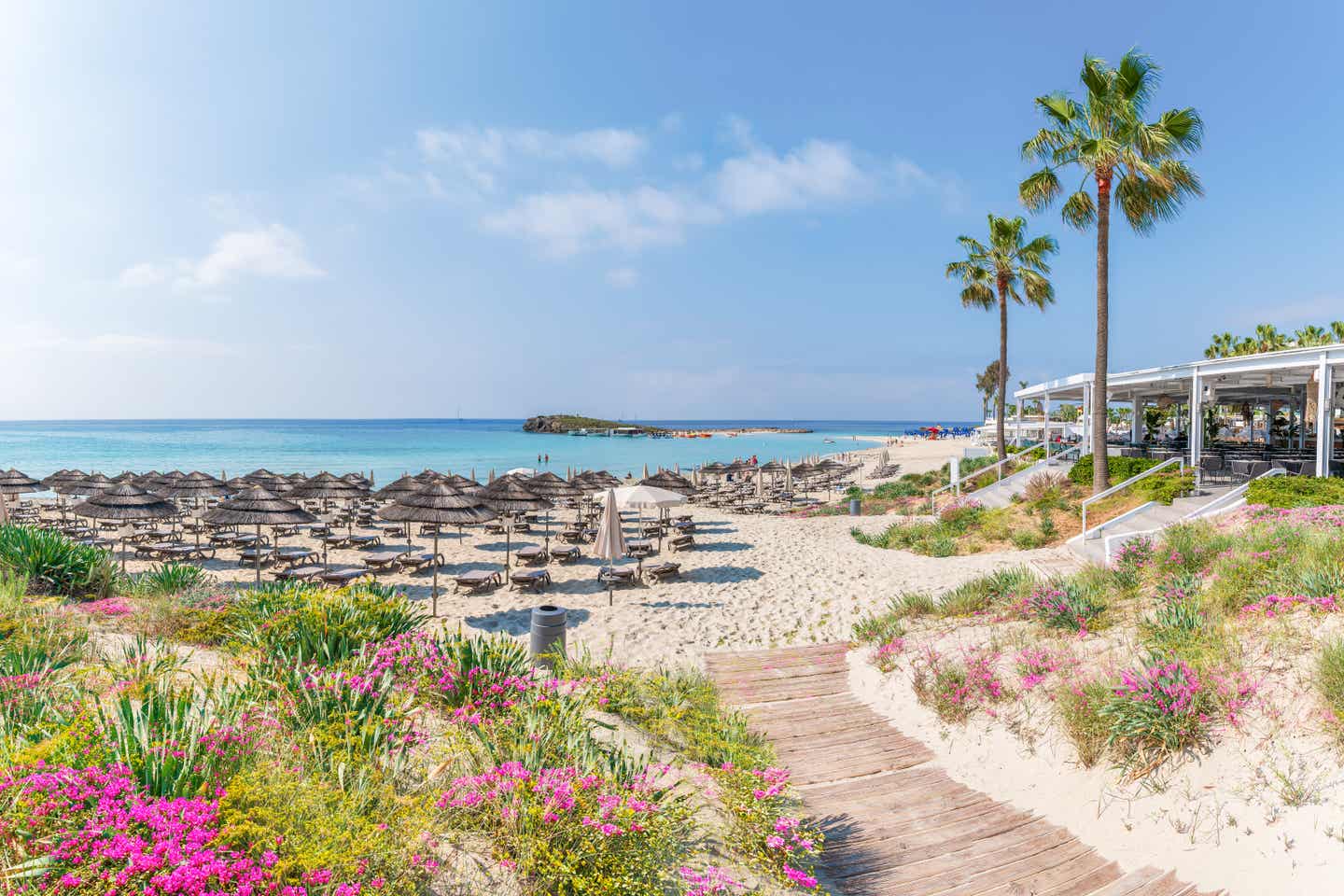Zypern Strände: Türkisfarbenes Wasser am weißen Strand von Nissi Beach