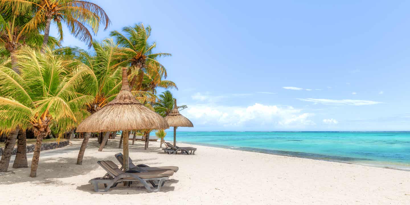 Liegestühle am weißen Sandstrand von Mauritius