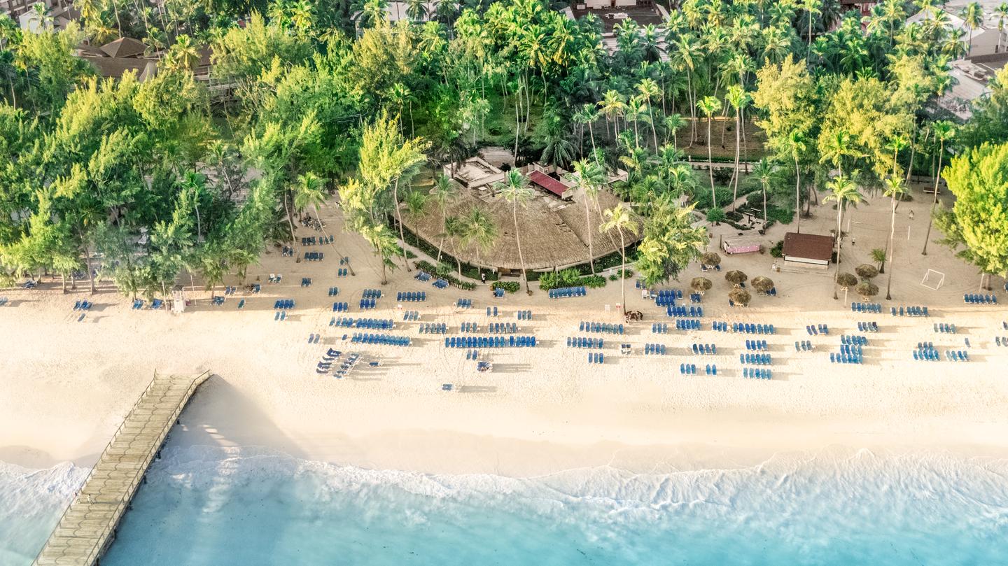 Topshot einer Drohne auf Hotel und Strand