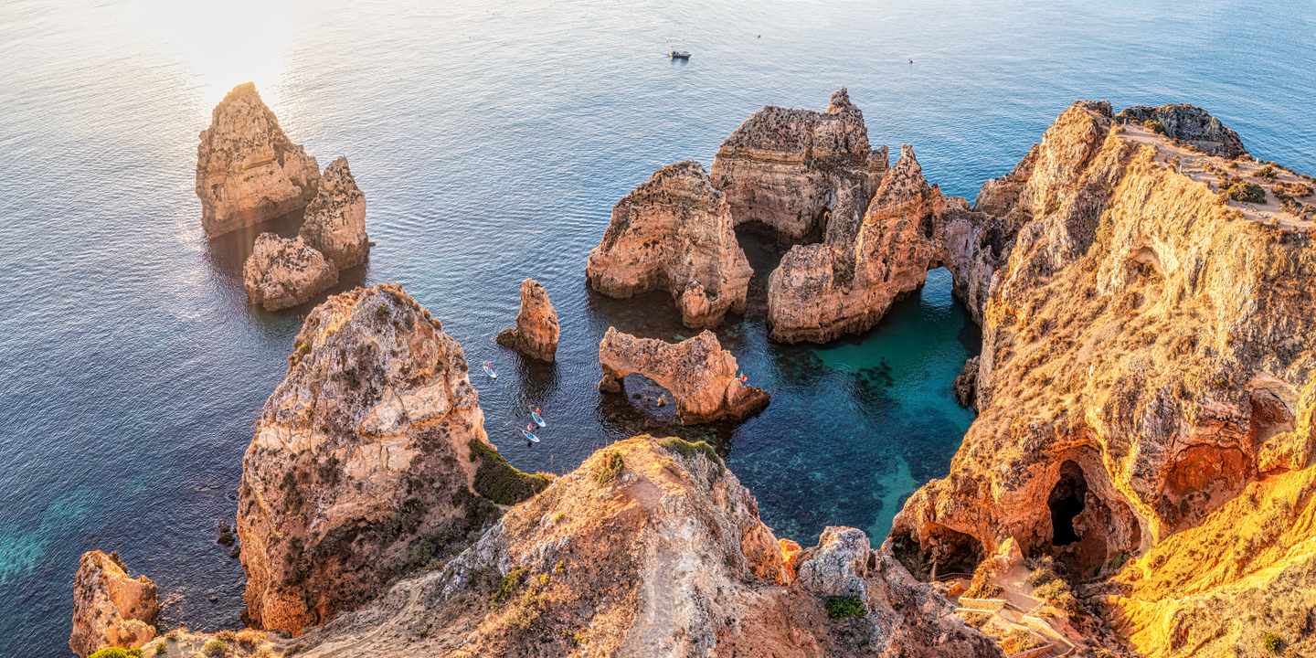 Felsformationen von Ponta da Piedade bei Lagos mit Bögen, Klippen und Meer im Morgenlicht