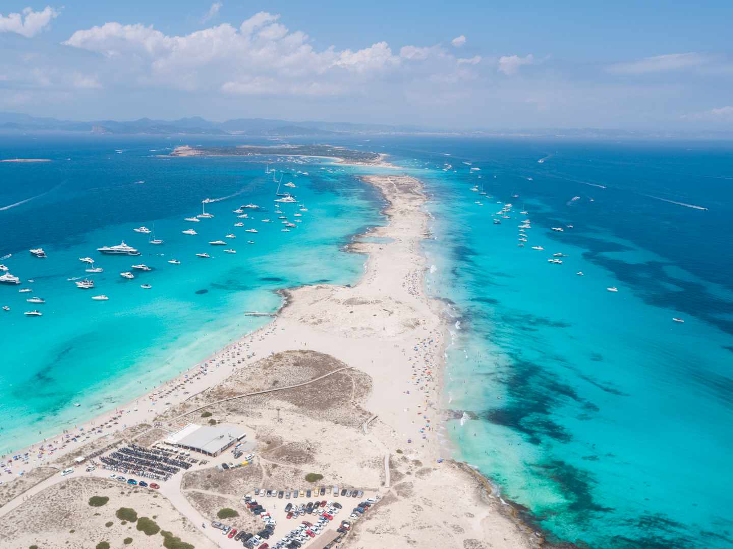 Formentera Hotel: Vogelperspektive auf türkisfarbenes Meer mit vielen Jachten