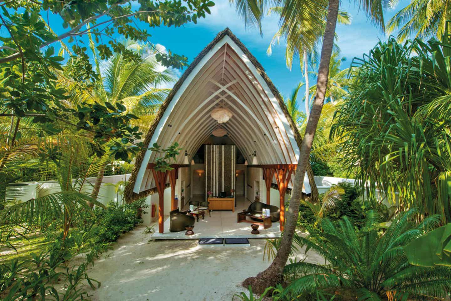 Rezeption des Kandolhu Maledives Hotels mitten in tropischer Landschaft
