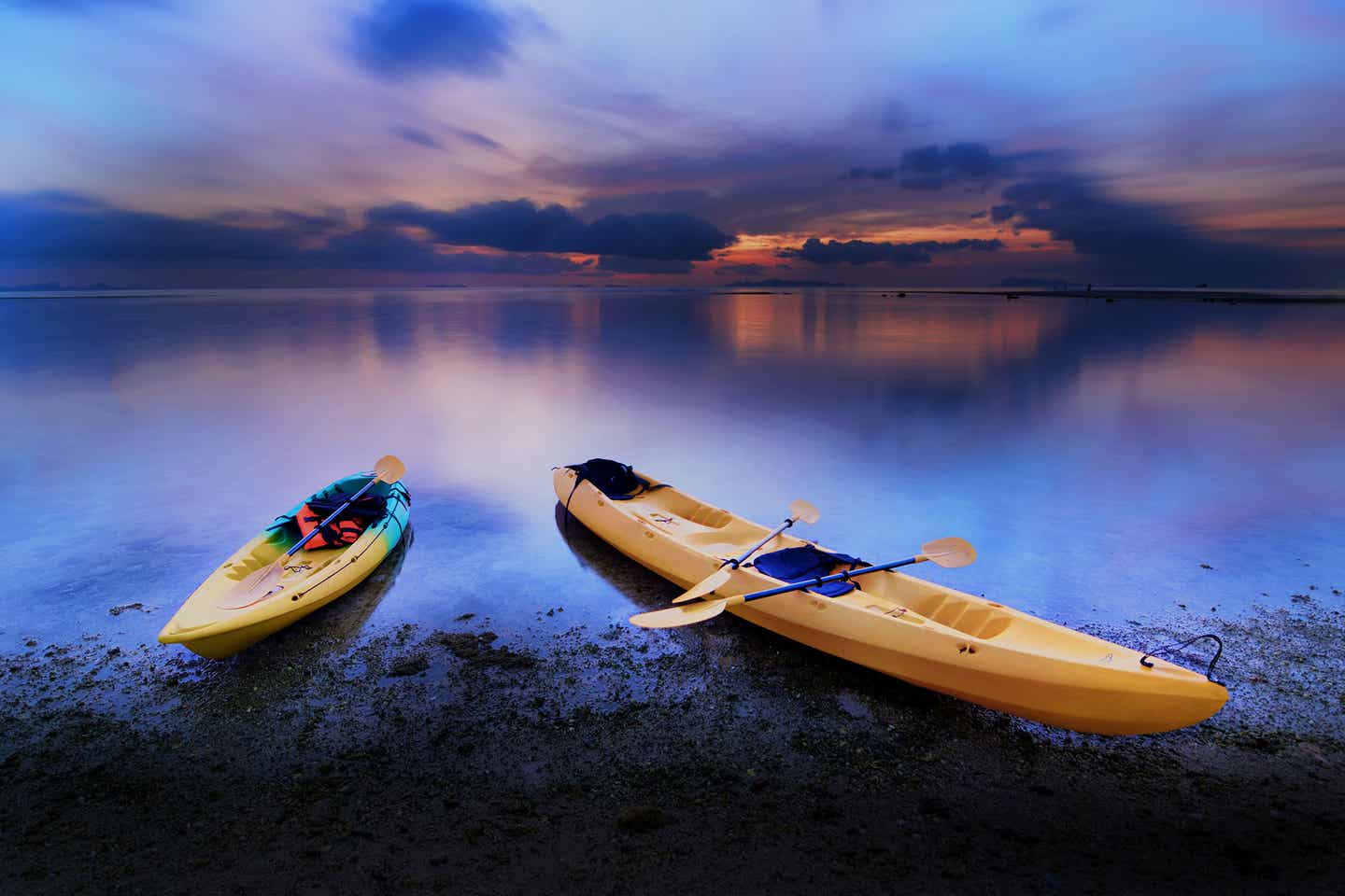 Kayaks im Sonnenuntergang