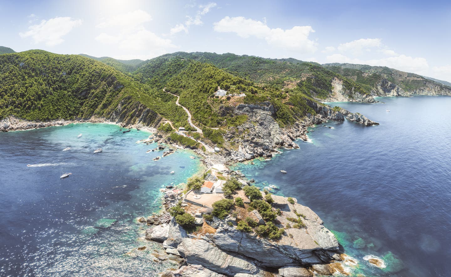 Panoramablick über die Küste von Skopelos in Griechenland