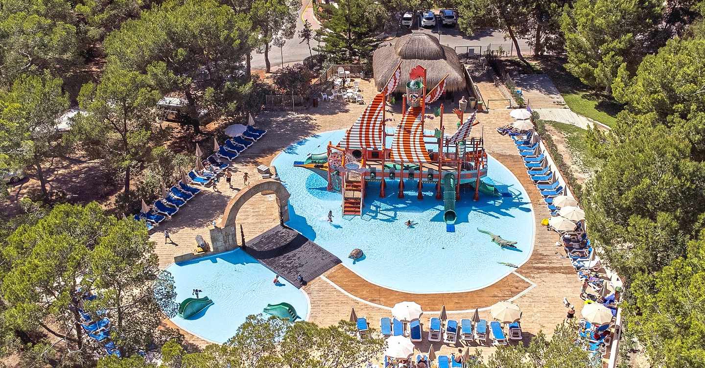 Kinder Pool mit Piratenschiff