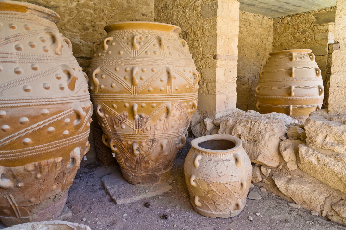 Pithoi-Gefäße im Palast von Knossos