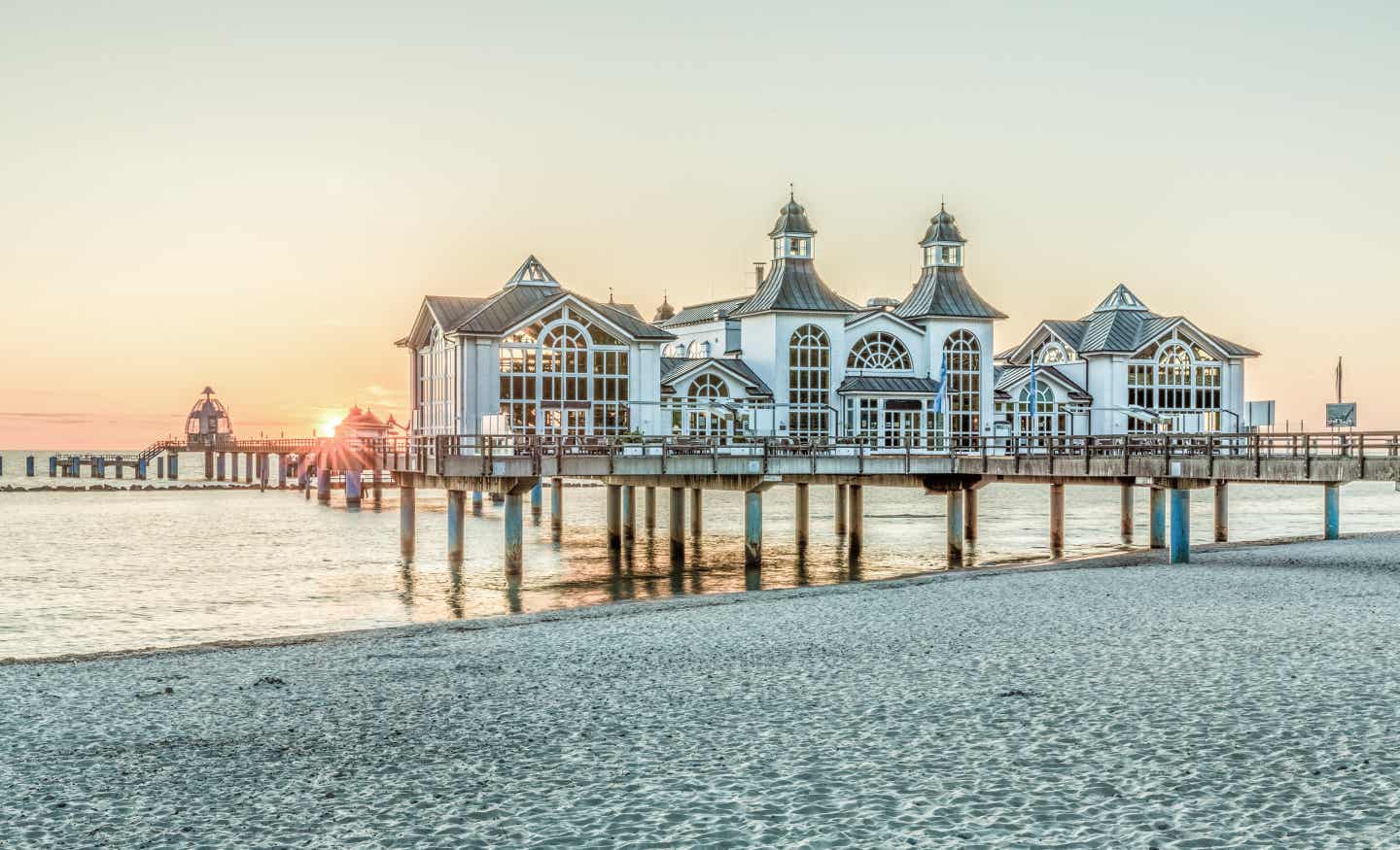 Rügen Urlaub mit DERTOUR. Historische Seebrücke von Sellin 